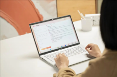 <b>AI摄像头支撑布景虚化、人像居中、目光校正等</b> 